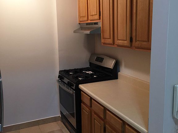 4th image of 2523 36th St APT 1F