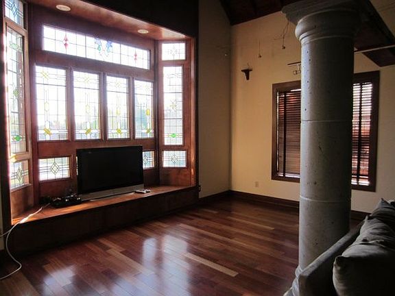 2nd image of 328 Mulberry Ave
