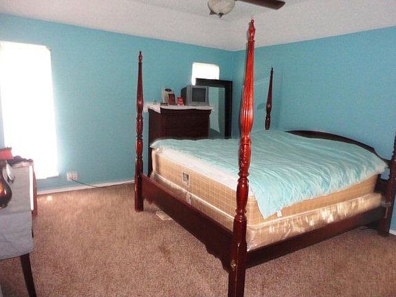 5th image of 817 Larchmont Pl