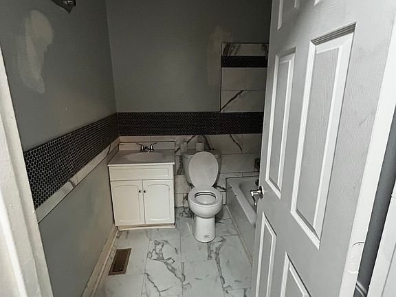 5th image of 7585 Blanding Dr