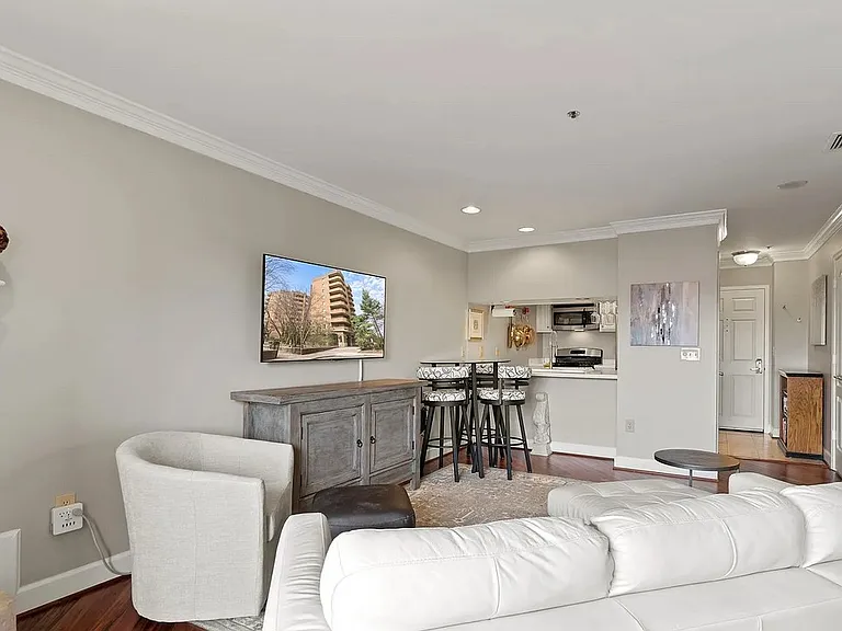 1050 N Stuart St #411 — Photo 3