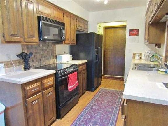 3rd image of 366 Connie Ave