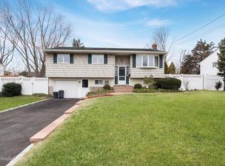 12 Holly Rd, Ronkonkoma, NY 11779