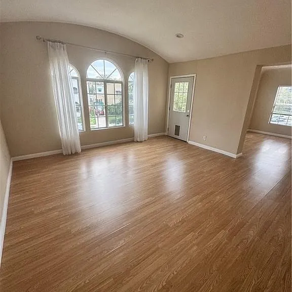 1046 S Citrus Ave — Photo 17