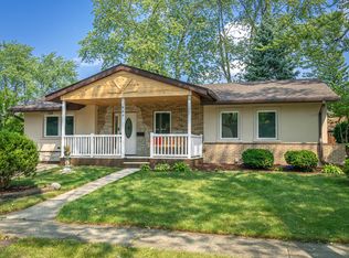 849 Delphia Ave, Elk Grove Village, IL 60007