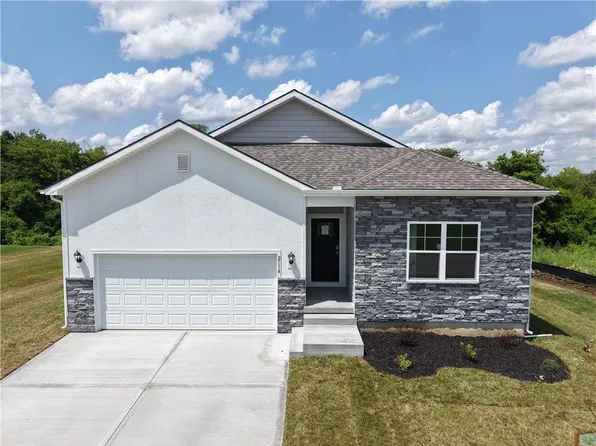 2114 Creek View Ln, Raymore, MO 64083