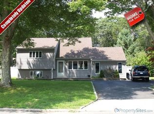 17 Schoolhouse Rd, East Islip, NY 11730