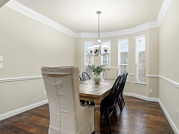 5th image of 2832 Earl Dr