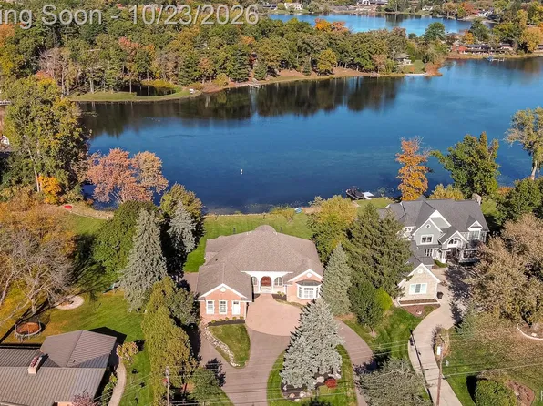 1616 Apple Ln, Bloomfield Hills, MI 48302