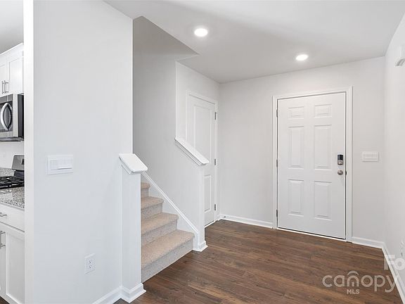 4th image of 55 Lillian Ln