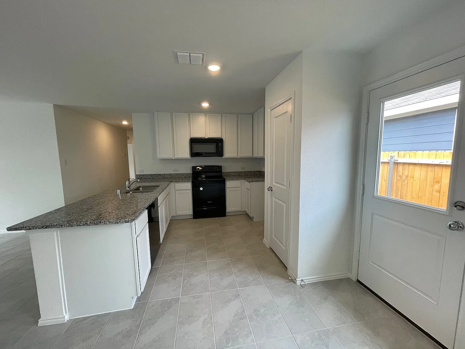 3 bed, 2.0 bath, 1440 sqft, $1,850 — Photo 4