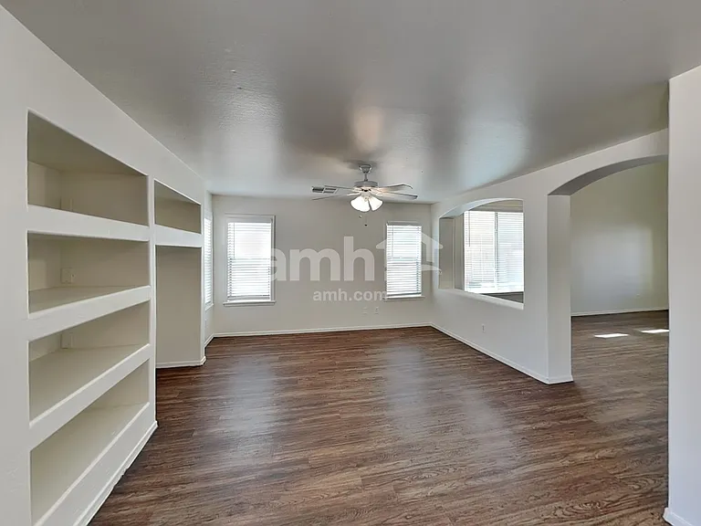2919 S 71st Dr — Photo 5