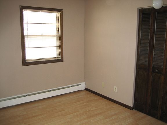 3rd image of 901 4th St NE #10753566