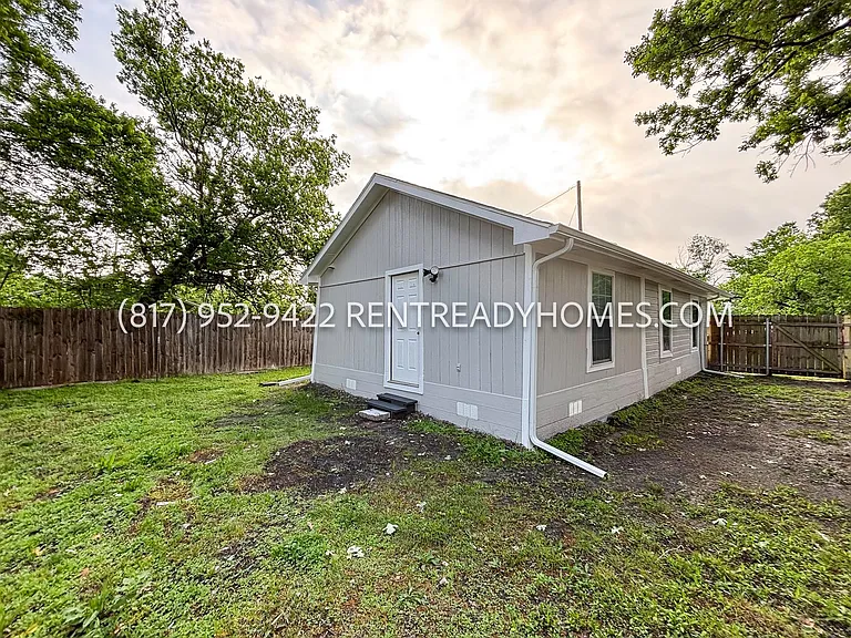 404 Oak St — Photo 4