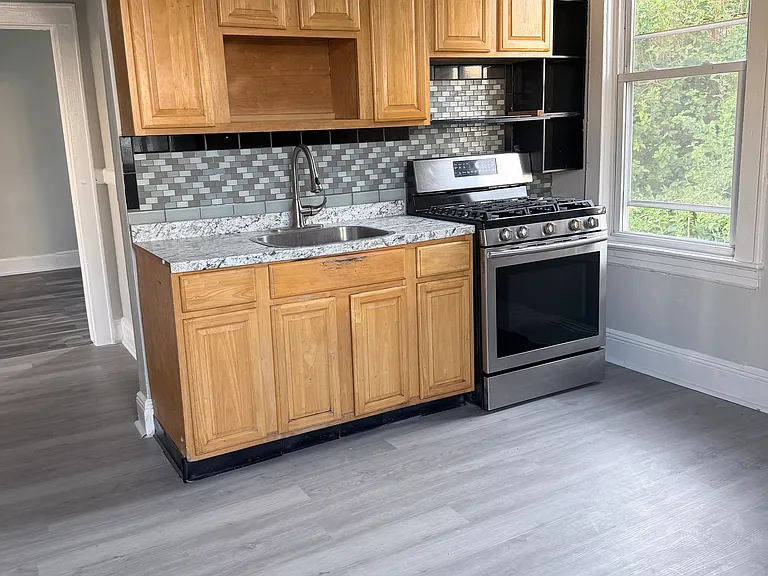425-427 3rd Ave #B — Photo 8