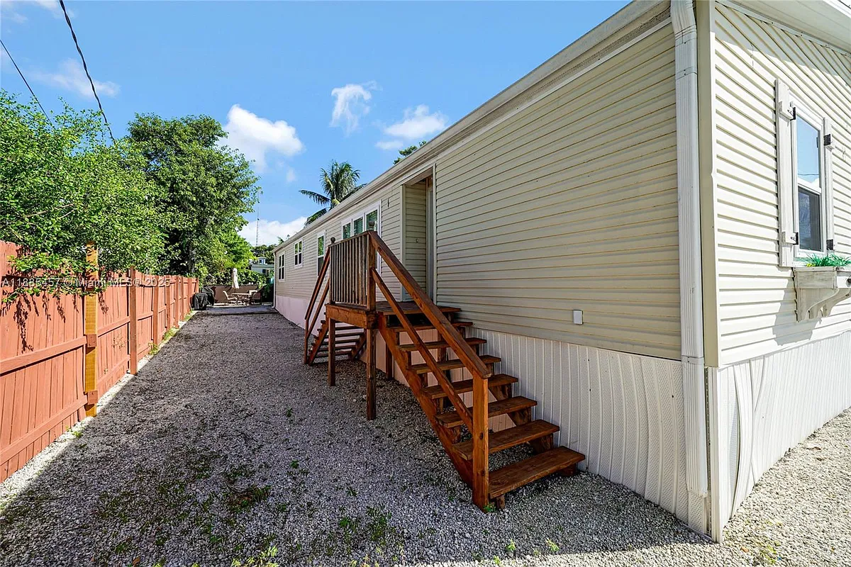 Building Photo - 945 Plantation Rd #945