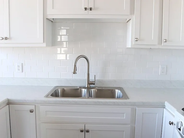 5210 Bancroft Ave #2W — Photo 4