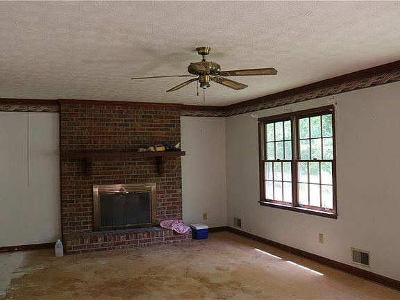 3rd image of 4010 Woodbridge Dr