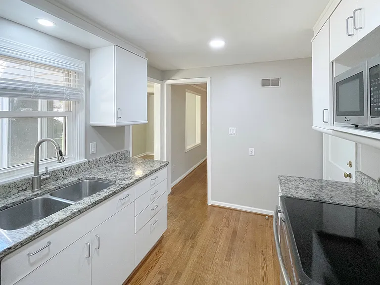 7318 Rosewood St — Photo 11
