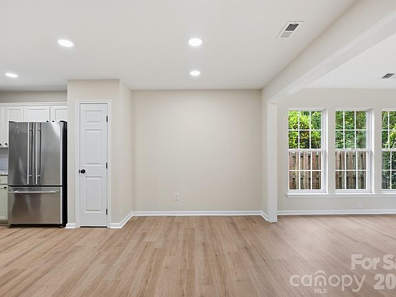 5th image of 5123 Sunburst Ln