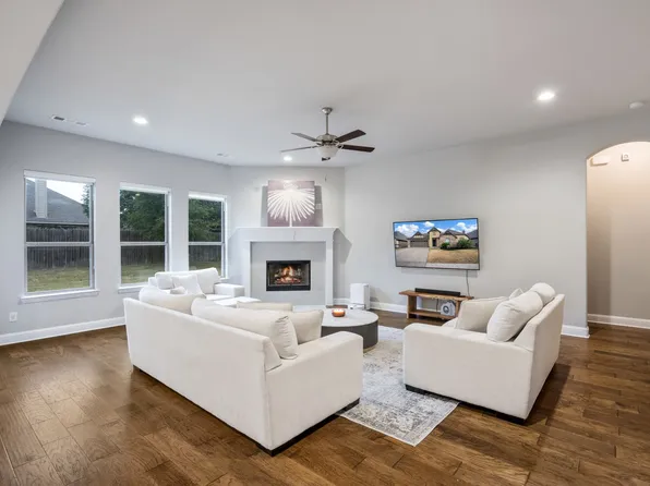 329 Strait Ln, Waxahachie, TX 75165