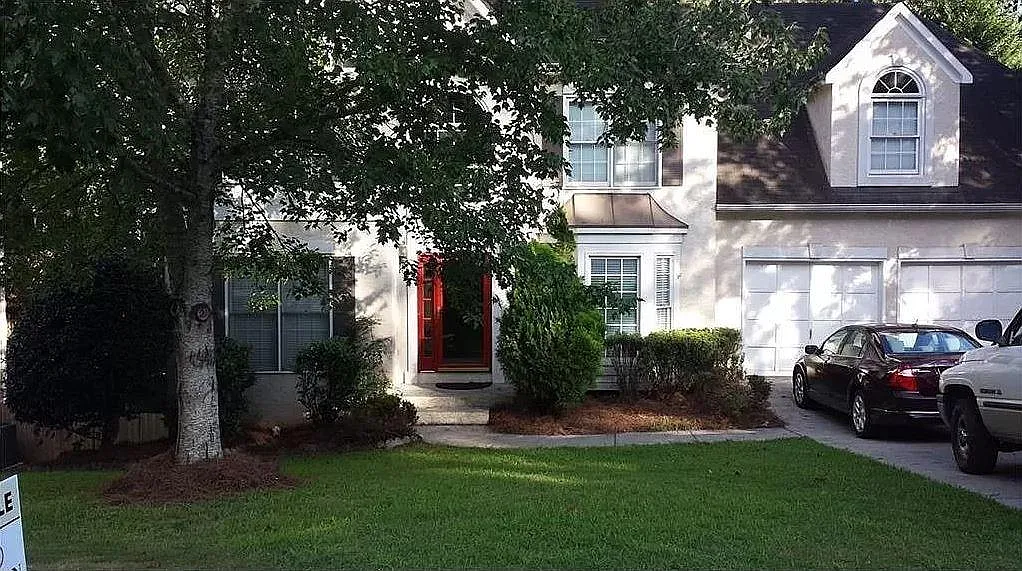 6 bed, 3.5 bath, 3549 sqft, $3,000 — Photo 2