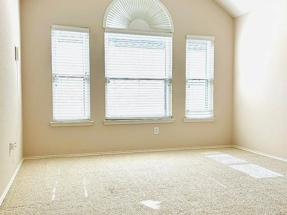 4 bed, 2481 sqft, $2,900 — Photo 2