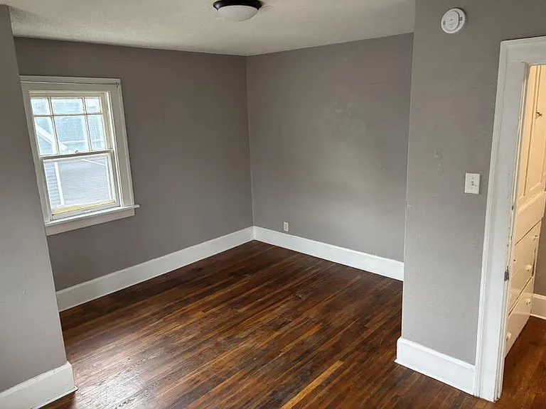 1302 E 12th St — Photo 9