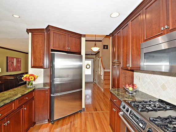 5th image of 82 Scott St