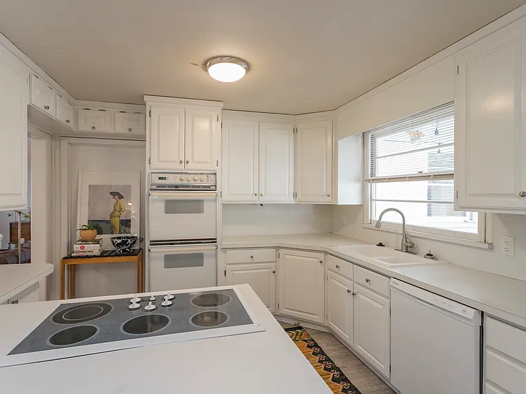 215 Donna Dr — Photo 3
