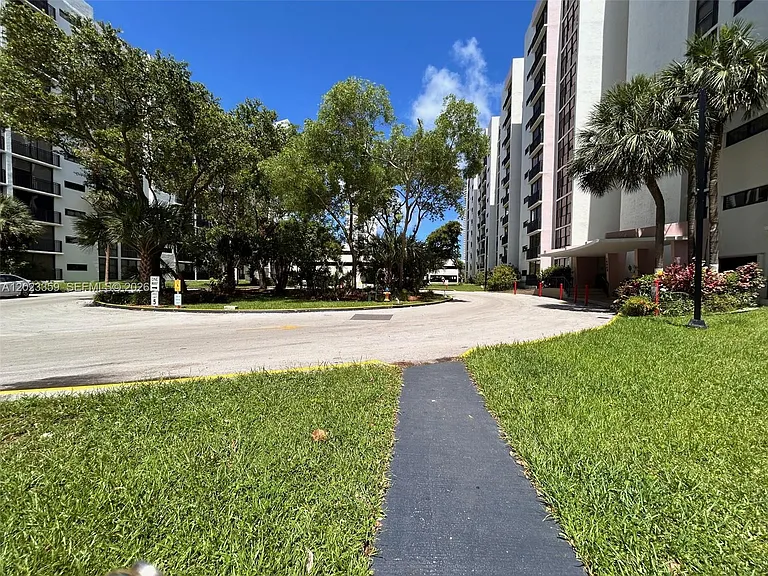 16909 N Bay Rd #720 — Photo 11