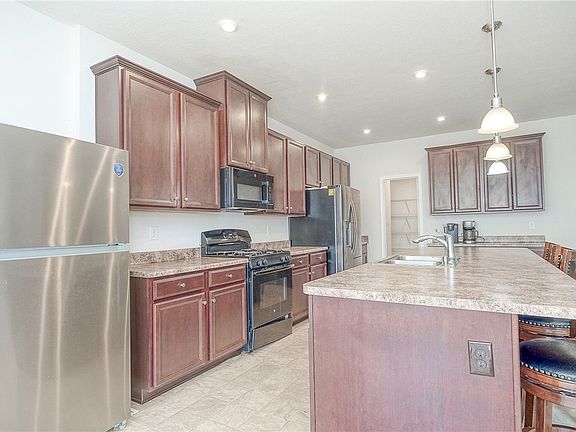 4th image of 228 Oakmont Dr