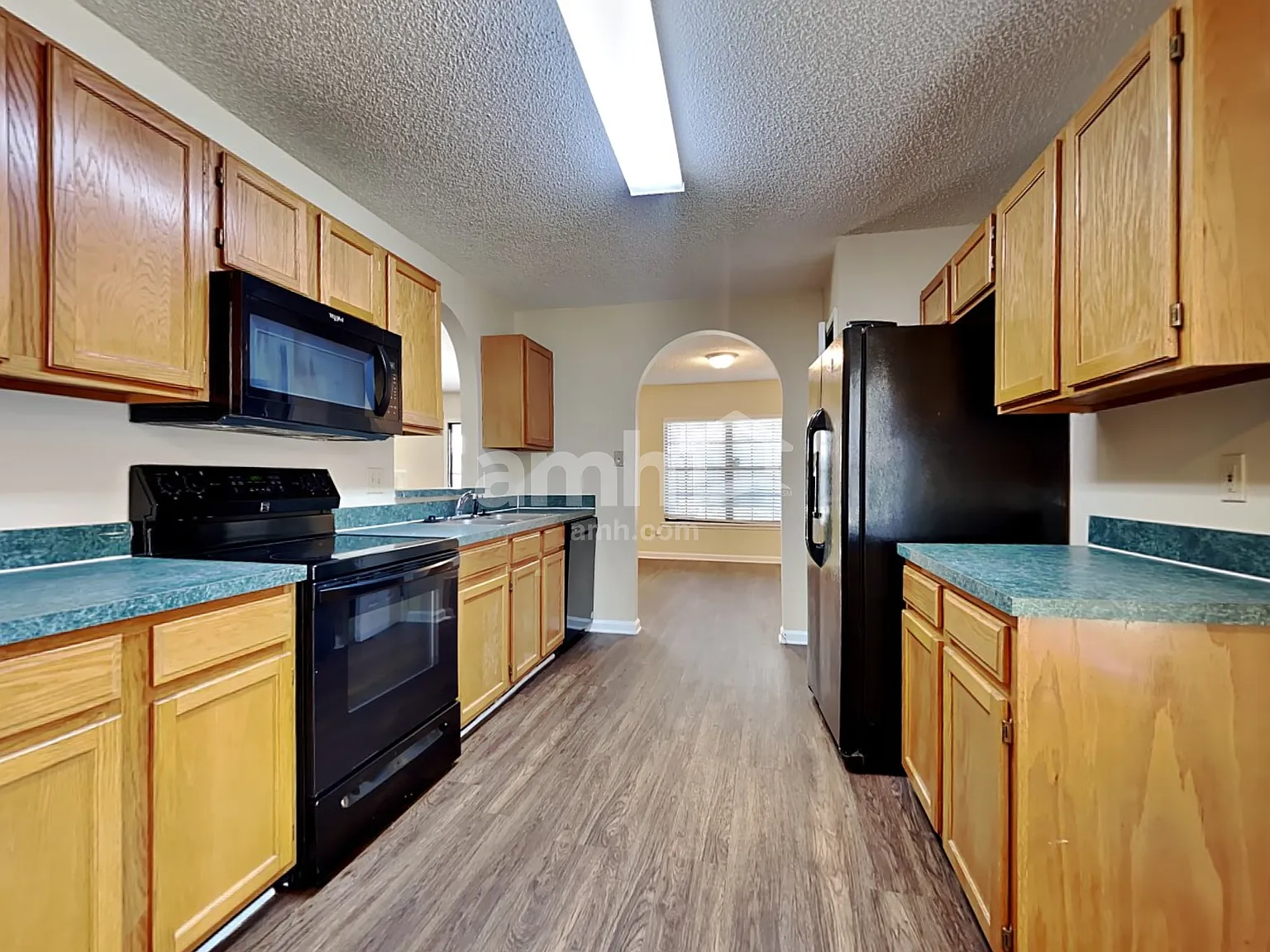 4 bed, 2.0 bath, 1926 sqft, $2,440 — Photo 3