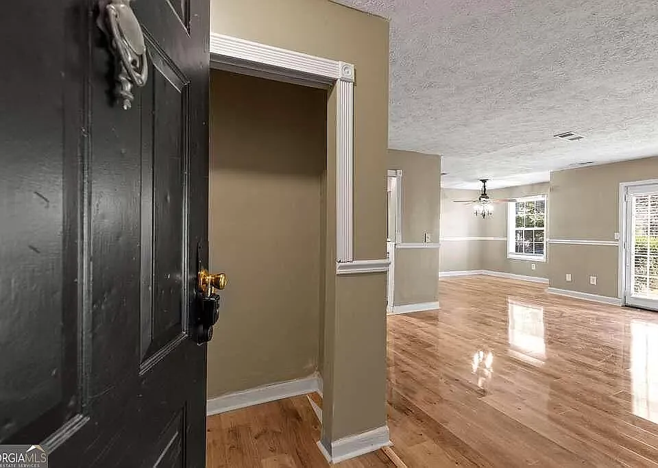 Downstair with private backyard