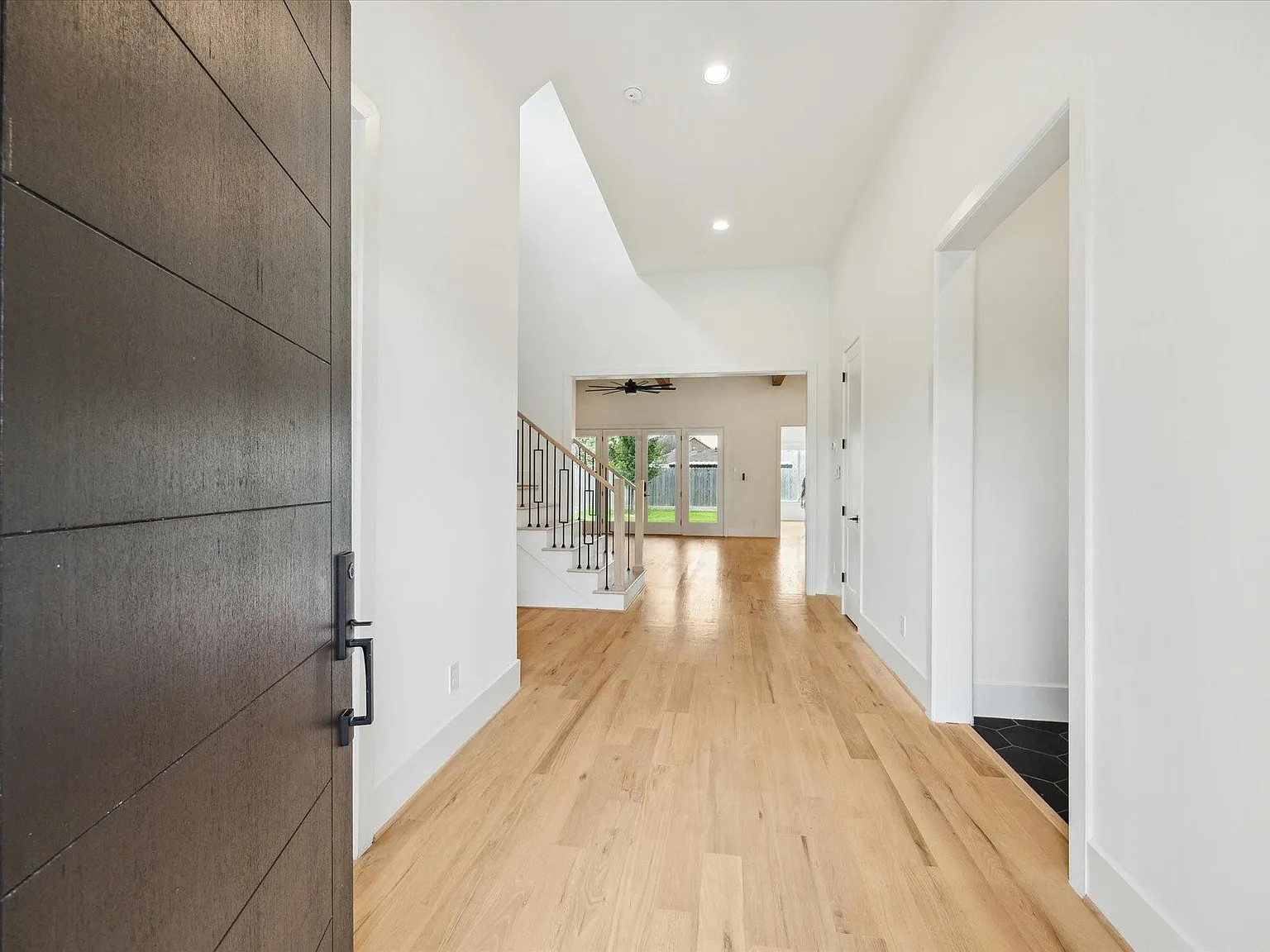 5 bed, 5.5 bath, 4441 sqft, $8,500 — Photo 2