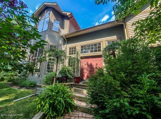 913 Summit Dr, Stroudsburg, PA 18360