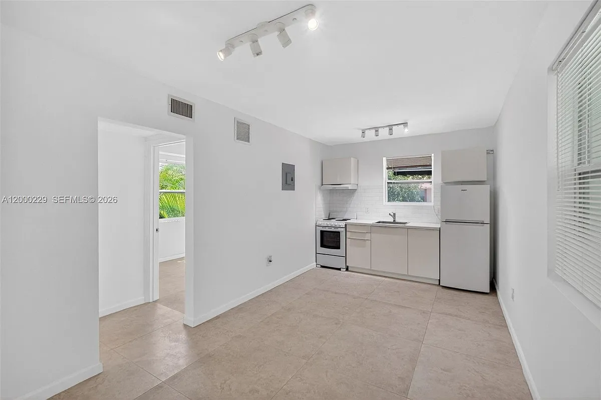 Building Photo - 3676 Oak Ave #7