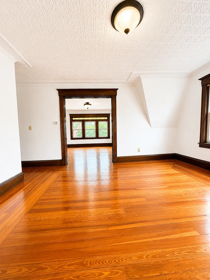 Large Multi Family Home — Photo 1