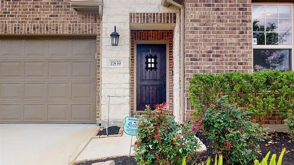 4 bed, 3.0 bath, 2490 sqft, $3,000 — Photo 2