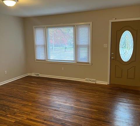 5th image of 210 Habersham Ct