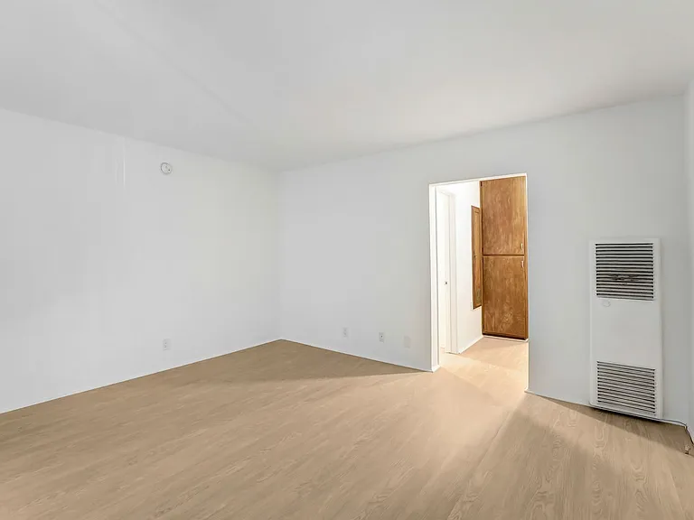10906 Santa Monica Blvd, prime Westwood! — Photo 7