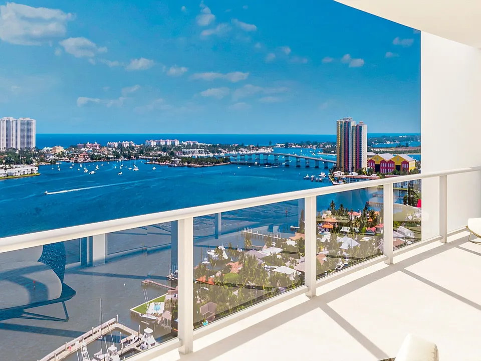 220 Lake Shore Dr #804