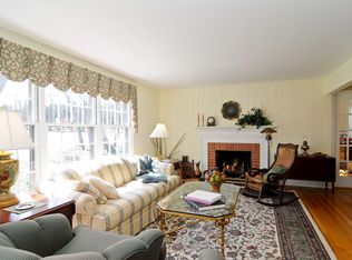 250 Monument Ave, Barrington, IL