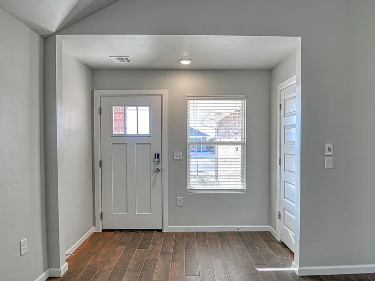 2721 Clifton Ter — Photo 4