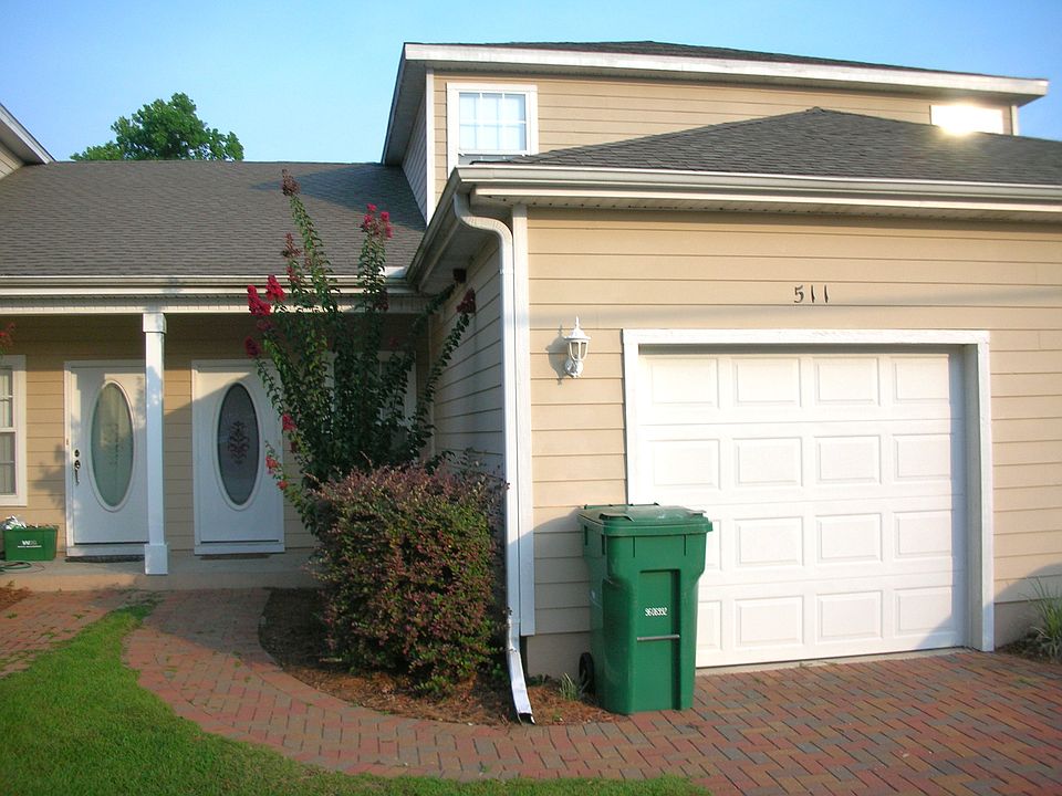 This is a front view of 511 31st. Street.
This is a quiet/safe area of Niceville.
This townhome is in the origional downtown area of Niceville with a mixture of million dollar homes, older homes and churches a few blocks away.
