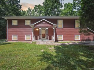 5849 Whispering Oaks Dr, Howell, MI 48855
