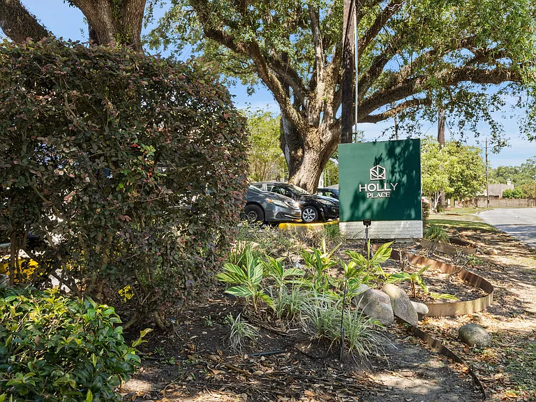 Holly Place — Photo 2