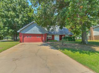 630 Meadowood Dr, Broken Arrow, OK 74011