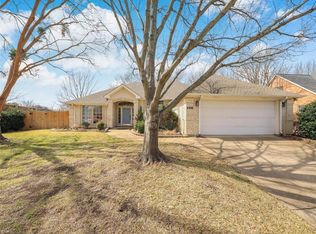 458 Shade Tree Cir, Hurst, TX 76054