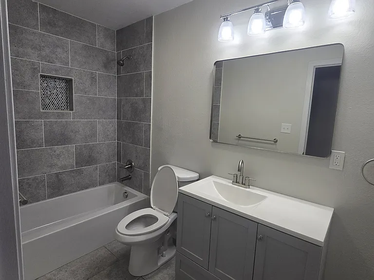 4939 Woodland Ave — Photo 12